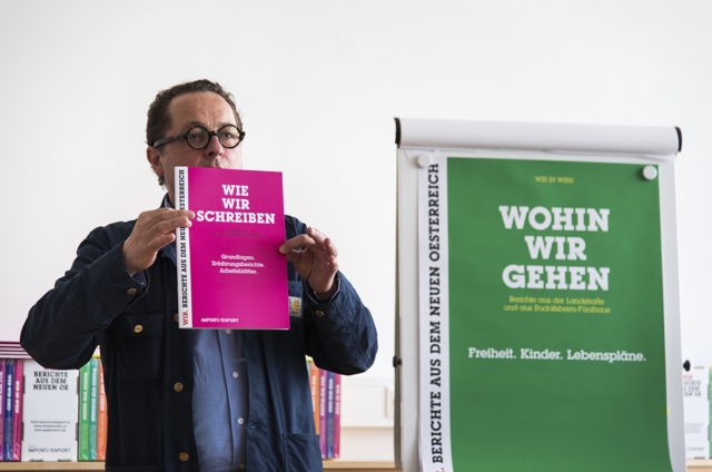 Ernst Schmiederer hält das Buch „Wie wir schreiben“
